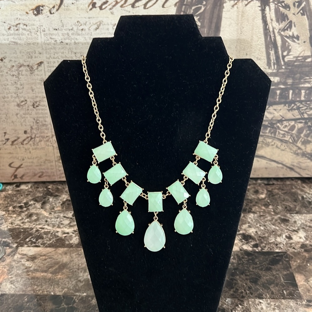 Elegant Green Necklace EUC - Picture 4 of 6